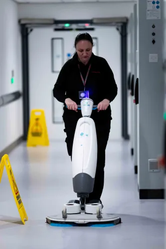 Apleona cleaning operative with i-Mop